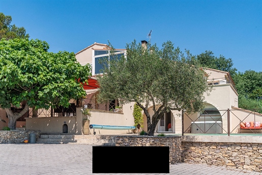 On a beautiful landscaped and maintained plot, this 250 m2 villa consists of 2 dwellings, with 6 bed
