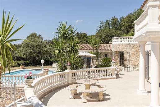 Sole agent. In a dominant position and close to the village of Tourrettes-sur-Loup, this splendid mo