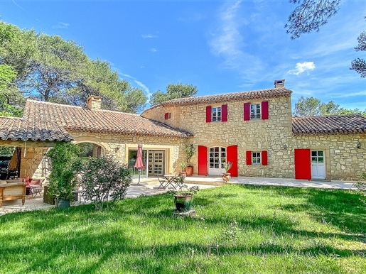 Ideally located just 25 minutes from the Aix en Provence Tgv train station, in a charming Provencal