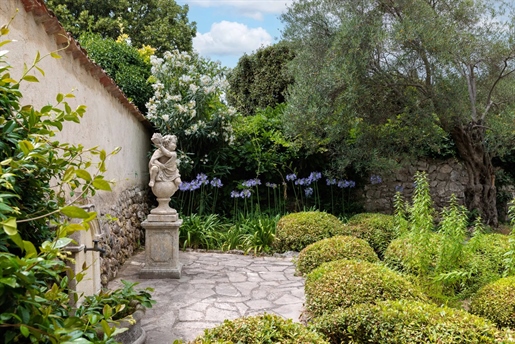 Located in a peaceful area just a few minutes from the center of Vence, this beautiful Provencal pro