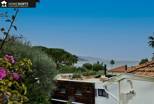 Saint Jean Cap Ferrat downtown, Provencal villa of 210 m2 (approximately 2,260 sq ft) in need of a c