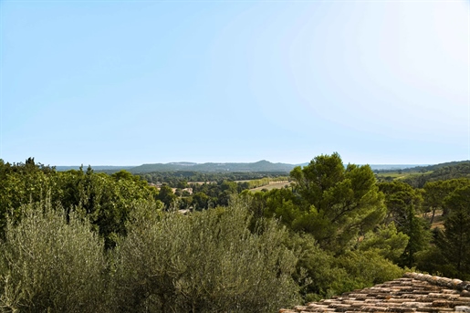 A l’abri des regards, au bout d’une impasse dans un quartier recherché d’Uzès, cette villa méridion