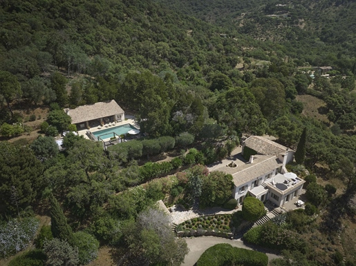 Unique property renovated with taste in a green park of 5 hectares on the heights of Gigaro, close t
