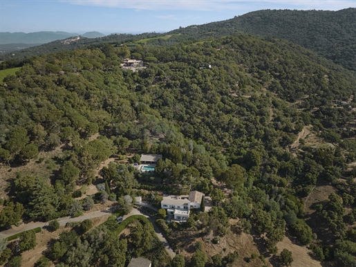Unique property renovated with taste in a green park of 5 hectares on the heights of Gigaro, close t