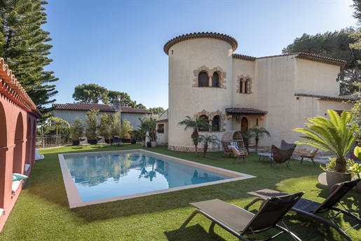 Cette magnifique villa vue mer avec section tourelle située sur la presqu’île très prisée du Cap d&