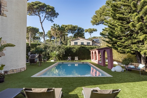 Cette magnifique villa vue mer avec section tourelle située sur la presqu’île très prisée du Cap d&