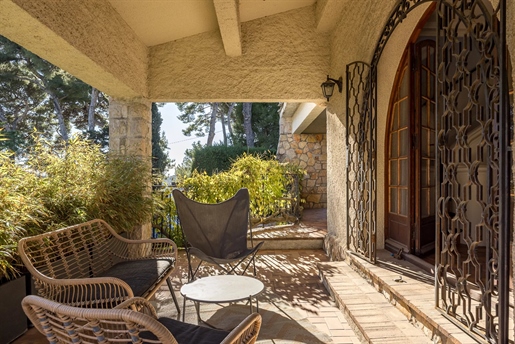 Cette magnifique villa vue mer avec section tourelle située sur la presqu’île très prisée du Cap d&