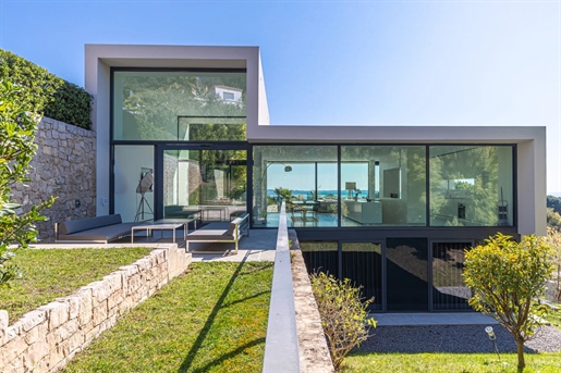 Golfe Juan: located in a residential area on the heights, recent contemporary villa with panoramic s