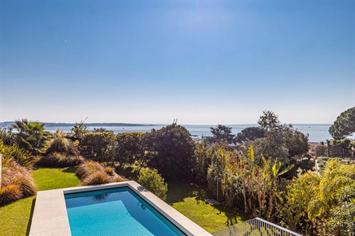 Golfe Juan: located in a residential area on the heights, recent contemporary villa with panoramic s