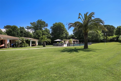 In a magnificent flat landscaped garden of 5000 m2 with swimming pool and pool house, lots of charm