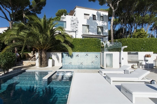 This impressive villa is located in the urbanization of Torre Valentina, in Sant Antoni de Calonge,