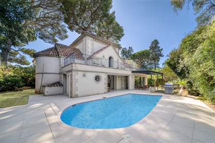 Pretty renovated Gothic-style Provencal villa located on the Cap d& 039 Antibes between Antibes and