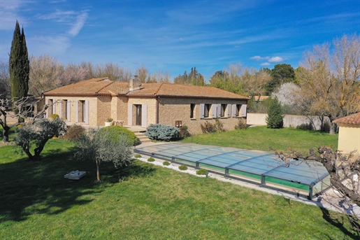 Située dans la campagne de Carpentras, exposée plein sud, belle villa de plain-pied construite en 1