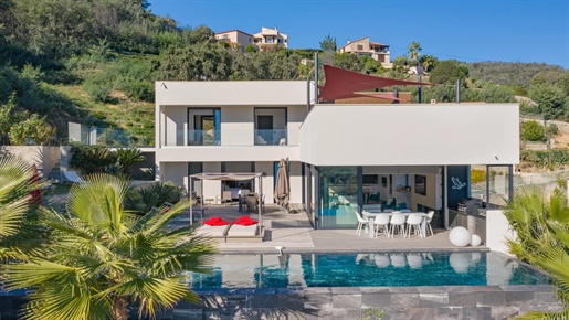 Located 3 km from Cannes-Mandelieu airport, exceptional contemporary villa of 280m2 on a 3427m2 plot