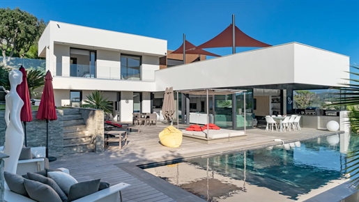 Située à 3 km de l’aéroport de Cannes-Mandelieu, exceptionnelle villa contemporaine de 280m2 sur un