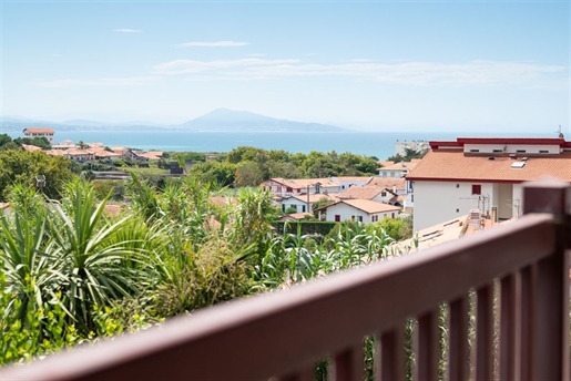 Located on the heights of the Beaurivage district, just a 5-minute from the Cote des Basque beach, s