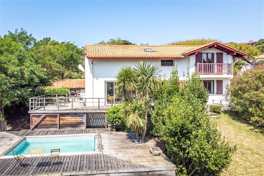 Located on the heights of the Beaurivage district, just a 5-minute from the Cote des Basque beach, s