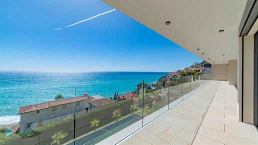 Deze luxe privéwoning ligt op slechts 2 minuten van Monaco en biedt een uniek uitzicht op zee over 