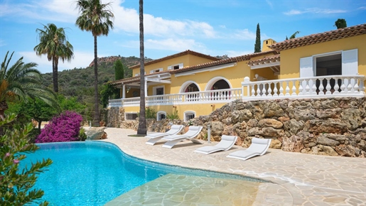 In het hart van een rustig en veilig landgoed, beschikt deze ruime villa in Provençaalse stijl over