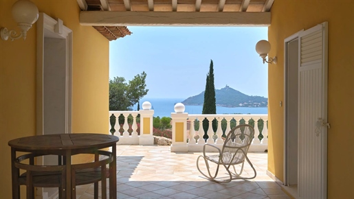 In het hart van een rustig en veilig landgoed, beschikt deze ruime villa in Provençaalse stijl over
