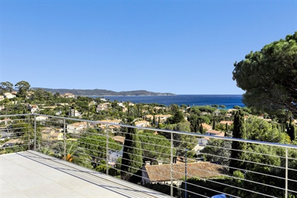 Just 10 minutes walk from the beach, contemporary villa with panoramic sea view.

Located