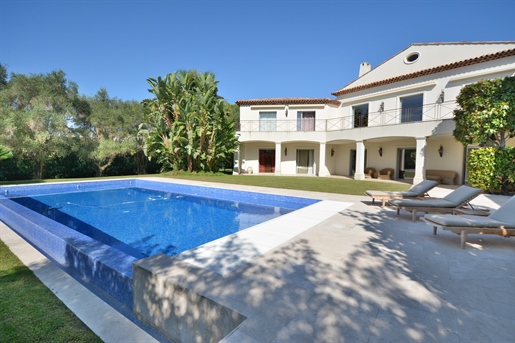 Superb property set on flat grounds of 2585m2 with a large swimming pool. Great location, close to t