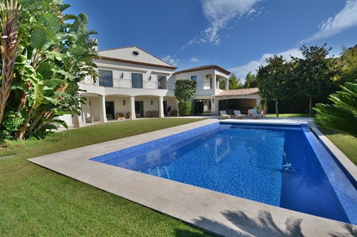 Superb property set on flat grounds of 2585m2 with a large swimming pool. Great location, close to t