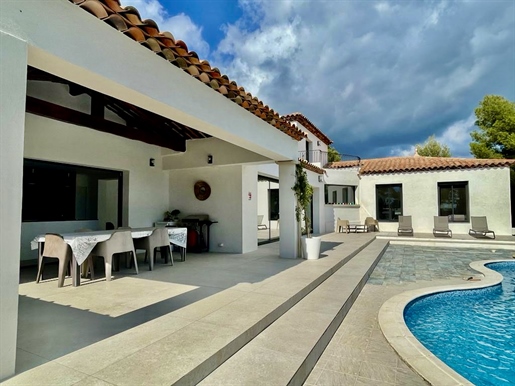 This contemporary villa with approx. 230M2 of living space and 70m2 of outbuildings is set in 4600m2