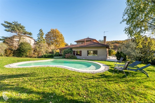 Beautiful four-bedroom family residence with pool, ideally located in the Bois de Serres area.
