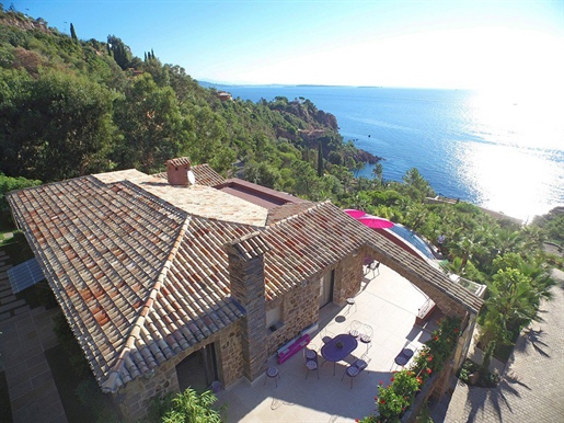 Ideally located in a private estate with a direct access to a hidden cove (calanque), sumptuous prop