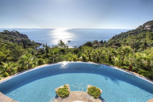 Ideally located in a private estate with a direct access to a hidden cove (calanque), sumptuous prop