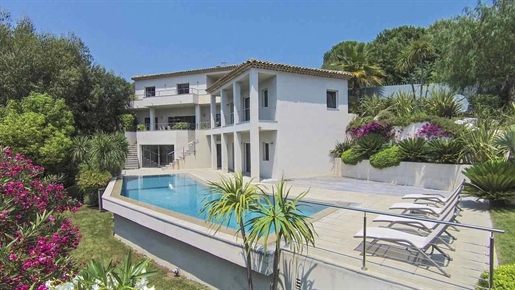 Located in a prestigious cul de sac, on the Cannes side of Croix des Gardes, this beautifully constr