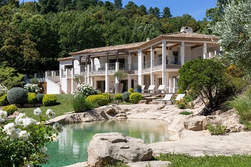 Mooie moderne villa in een rustige omgeving dicht bij het dorp La Garde-Freinet in de Golf van