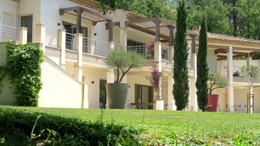 Mooie moderne villa in een rustige omgeving dicht bij het dorp La Garde-Freinet in de Golf van