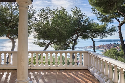 This sumptuous Provencal villa, offering breathtaking views of the sea, is ideally located just minu