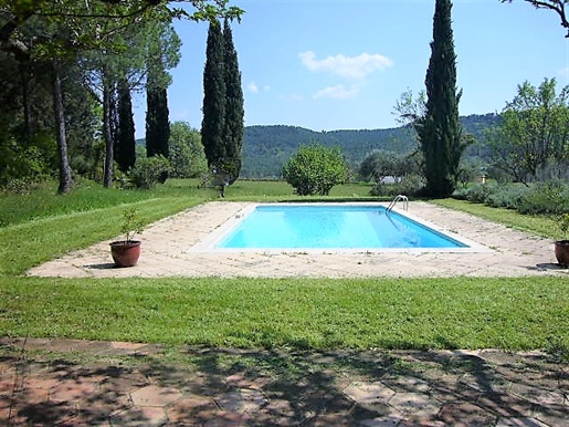 Close to the centre of the village of Villecroze, 10 minutes from Tourtour, in a rural setting of vi