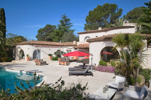 Located in a residential area close to international schools (Mougins School) this 260m2 villa at th