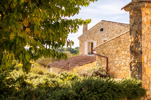 Just 4 km from the centre of a Var village with magnificent view over the valley, we invite you to d