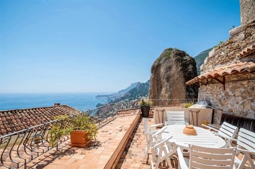 À quelques minutes de la Principauté de Monaco, cette charmante villa de luxe avec terrasses vous o