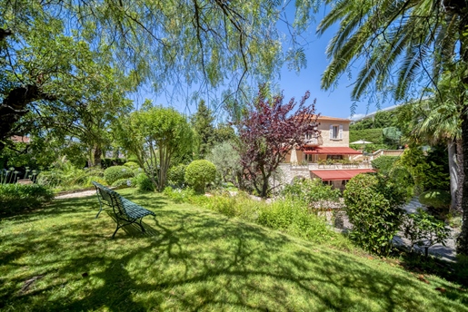 Ideally located in the coveted Victoria district in Le Cannet, close to the picturesque village and
