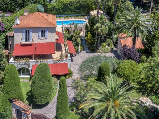 Ideally located in the coveted Victoria district in Le Cannet, close to the picturesque village and