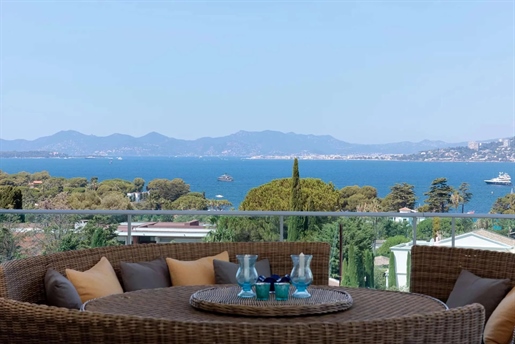 Sea view penthouse with private poo/Jacuzzi.

Ideally located in the heart of Cap d& 039 A