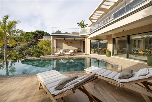 Discover this splendid villa just steps away from the sea and minutes from Sainte-Maxime. 

