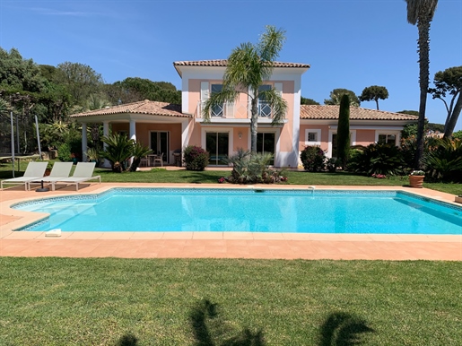 This elegant villa of 174m2 plus 40m2 garage in good standing is situated in a closed and secure dom