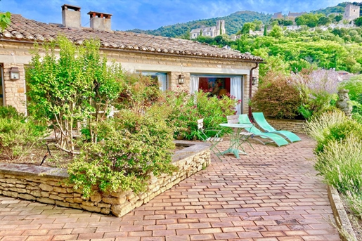 Superb village house of 400 m2 with 5 bedrooms and breathtaking views, in the heart of the historic