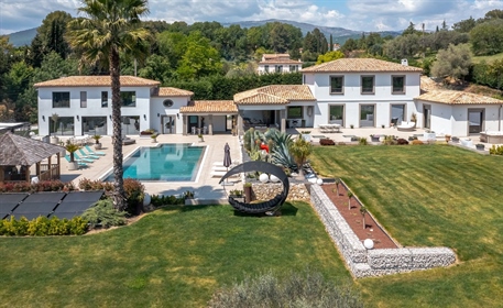 A luxurious 9-bedroom residence in a very quiet countryside location, surrounded by 5,500 m2 of expe