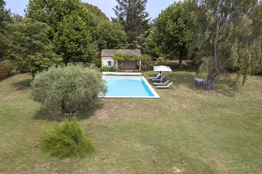 Chateauneuf-De-Grasse : Wohngegend, ruhige, schöne provenzalische Villa auf einer Ebene,