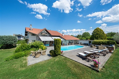 On the shores of Lake Geneva, close to shops and amenities, pleasant family villa located in a resid