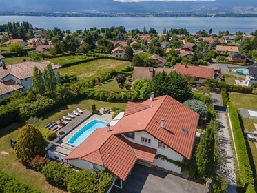 On the shores of Lake Geneva, close to shops and amenities, pleasant family villa located in a resid