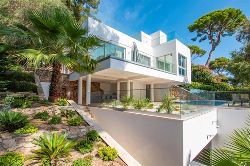 Contemporary villa on the prestigious Cap d& 039 Antibes

This modern home offers clean li